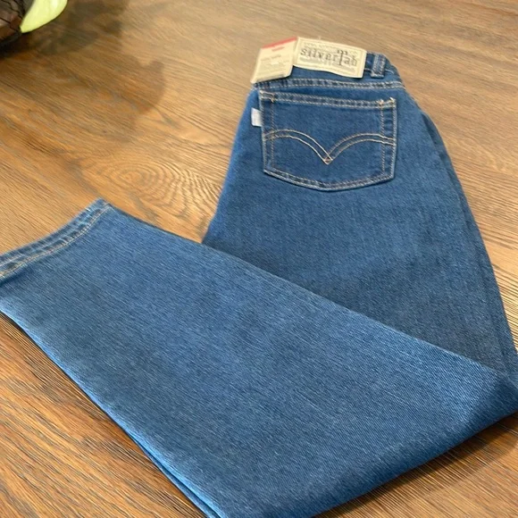 🎉HP🎉Levi’s Silver Tab Mini Mom jeans. Size 8 reg. - Picture 3 of 11